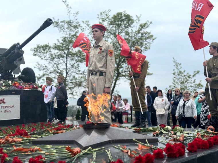 Торжественное мероприятие в честь 80-летия Великой Победы у памятника Воинам-Освободителям.
